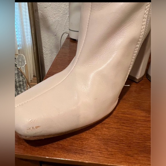 Lynden Bootie in Bone
Steve Madden
Color:Bone - Picture 2 of 6